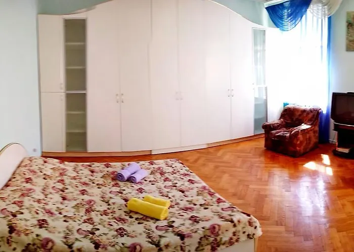 On Valova 25 * Львів