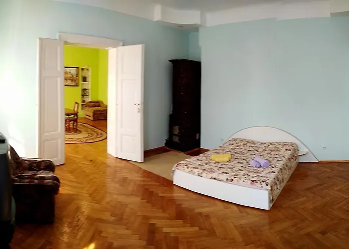 On Valova 25 * Львів